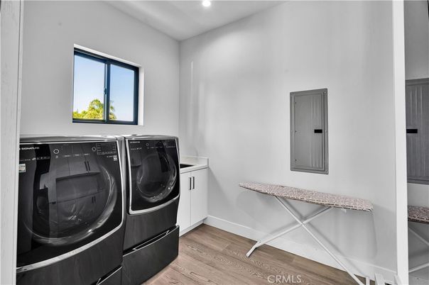 Interior, Recessed Lighting, Washer, Wood Texture Flooring