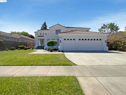Attached, Exterior, Facade, Mediterranean