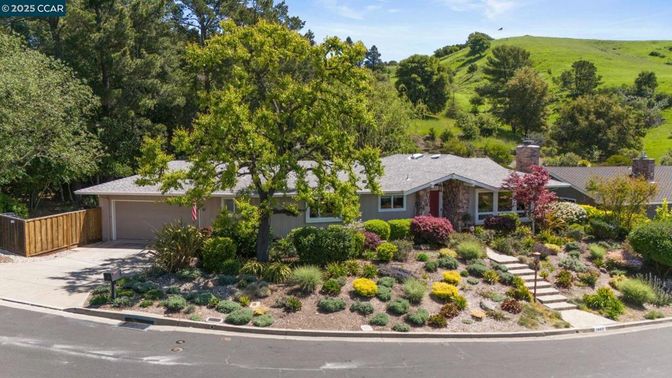 Attached, Exterior, Facade, Ranch