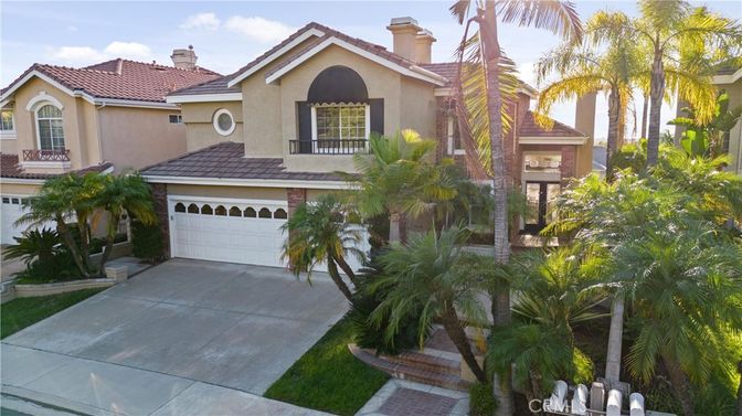 Attached, Exterior, Facade, Mediterranean