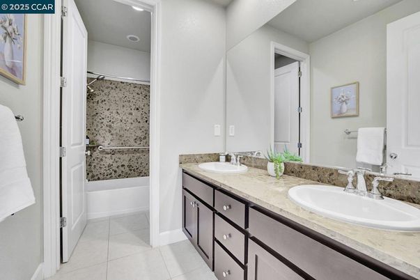 Bathroom, Dual Sink Vanities, Interior, Recessed Lighting