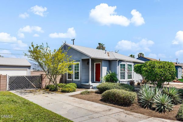 Exterior, Facade, Ranch