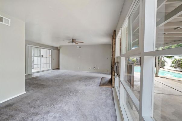 Empty room, Interior