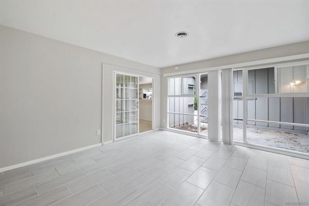 Empty room, Interior