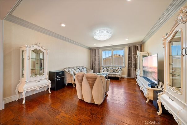 Chandelier, Interior, Living room, Recessed Lighting, Wood Texture Flooring