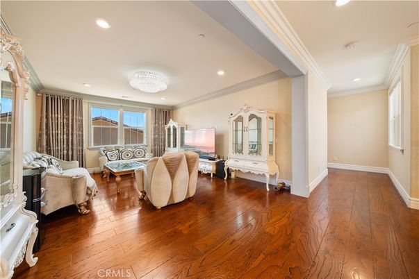 Chandelier, Interior, Living room, Recessed Lighting, Wood Texture Flooring