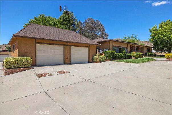 Attached, Exterior, Facade, Ranch