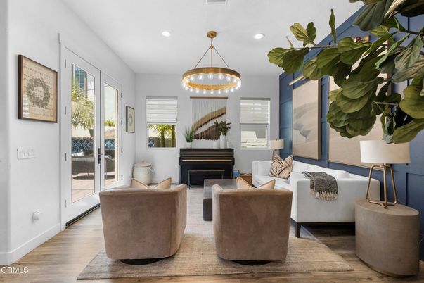 Interior, Living room, Pendant Lights, Piano, Recessed Lighting, Wood Texture Flooring