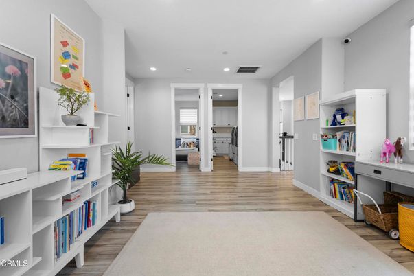 Interior, Recessed Lighting, Wood Texture Flooring