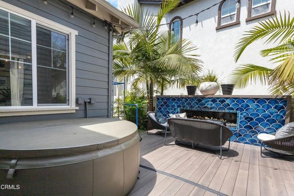 Exterior, Fireplace, Hot Tub