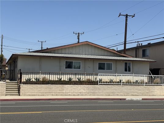Exterior, Facade, Ranch