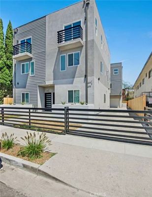 Exterior, Facade, Rowhouse