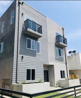Exterior, Facade, Modern