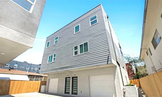 Attached, Exterior, Facade, None