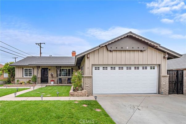 Attached, Exterior, Facade, Ranch