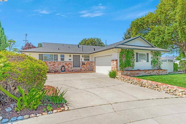 Attached, Exterior, Facade, Brick Facade, Ranch