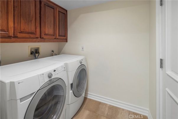Interior, Washer, Wood Texture Flooring