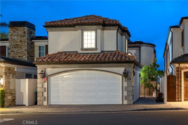 Attached, Exterior, Facade, Mediterranean
