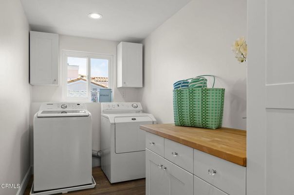 Interior, Recessed Lighting, Washer, Wood Texture Flooring