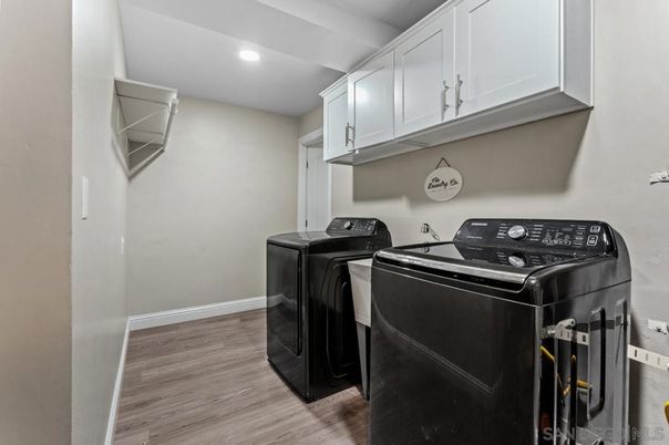Interior, Recessed Lighting, Washer, Wood Texture Flooring