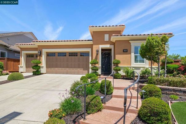 Attached, Exterior, Facade, Mediterranean