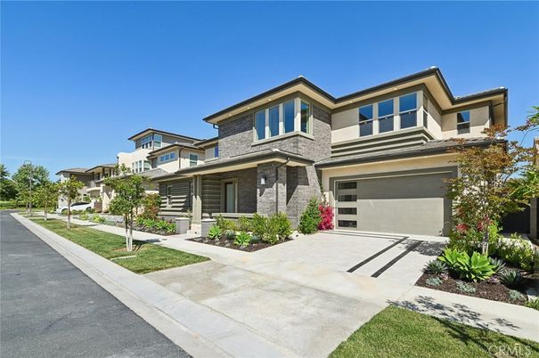 Attached, Exterior, Facade, Modern