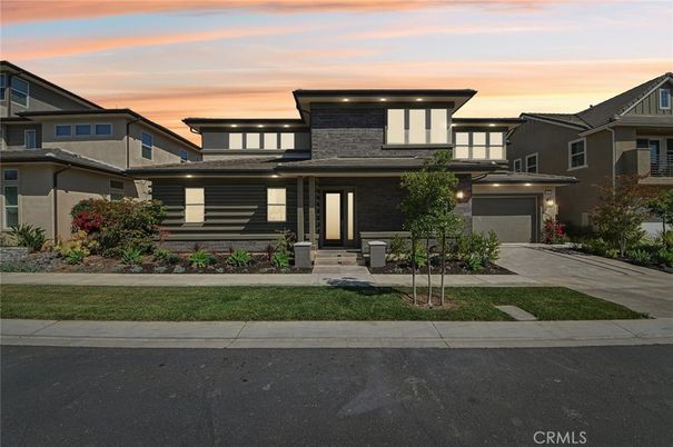Attached, Exterior, Facade, Modern