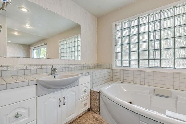Bathroom, Interior, Recessed Lighting