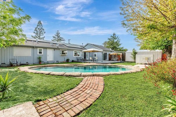 Exterior, Pool