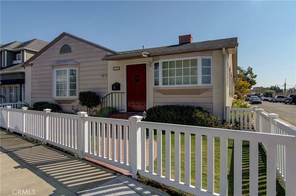 Exterior, Facade, Ranch