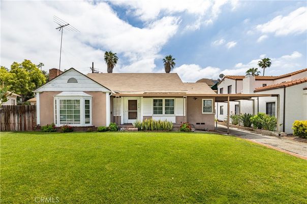 Backyard, Exterior, Facade, Ranch