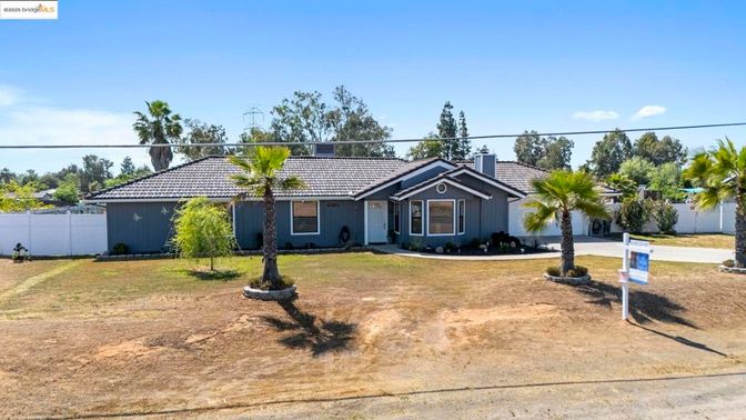 Backyard, Exterior, Facade, Ranch