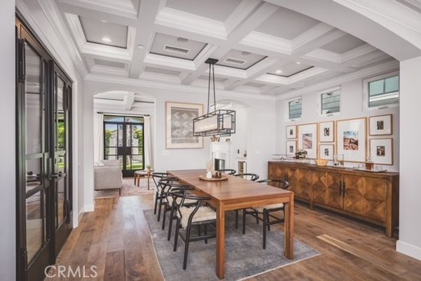 Chandelier, Dining room, Interior, Pendant Lights, Recessed Lighting, Wood Texture Flooring