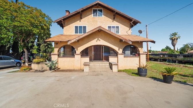 Exterior, Facade, Mediterranean