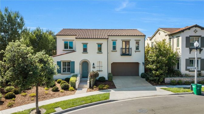 Attached, Exterior, Facade, Mediterranean