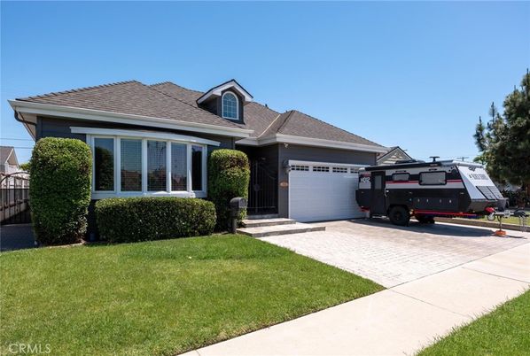 Attached, Exterior, Facade, Ranch