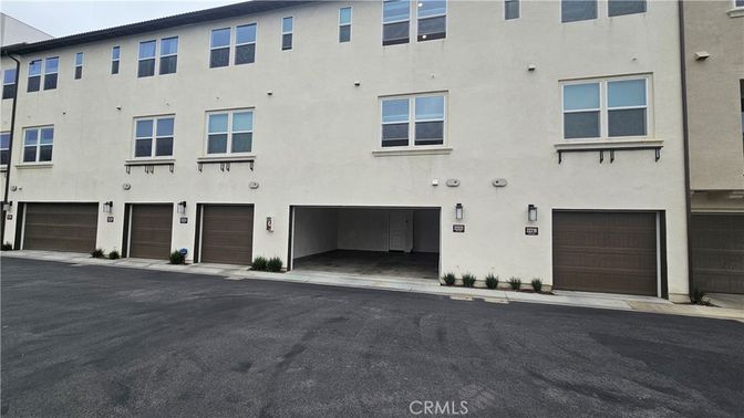 Attached, Exterior, Facade, Rowhouse