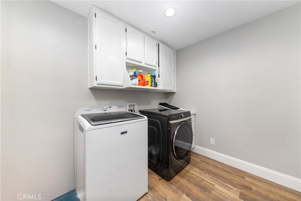 Interior, Recessed Lighting, Washer, Wood Texture Flooring