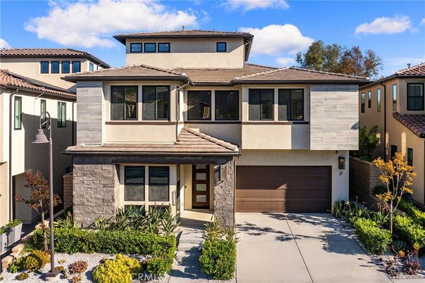 Attached, Exterior, Facade, Mediterranean