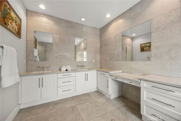 Bathroom, Dual Sink Vanities, Interior, Recessed Lighting