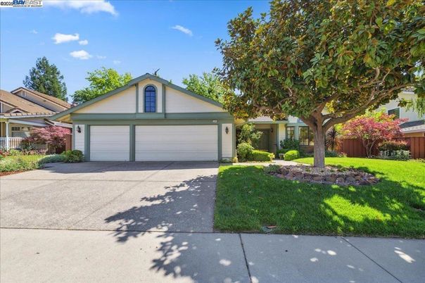 Attached, Exterior, Facade, Ranch