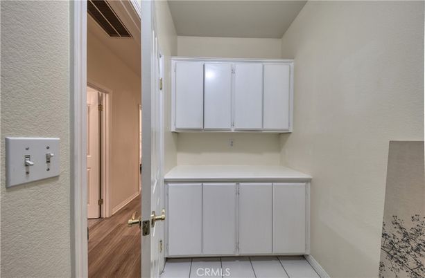 Interior, Washer, Wood Texture Flooring