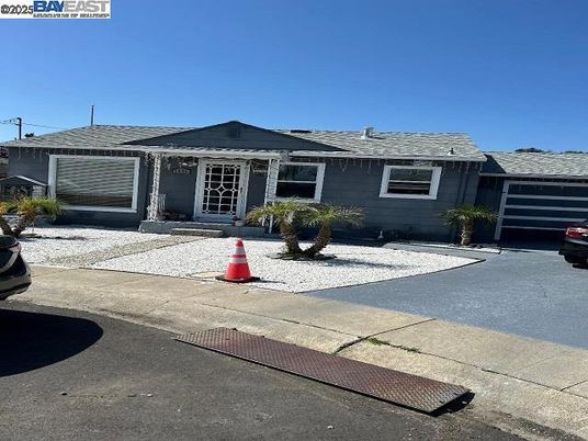 Attached, Exterior, Facade, Ranch