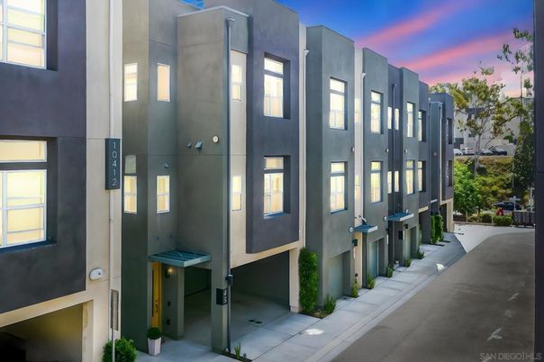 Exterior, Facade, Rowhouse