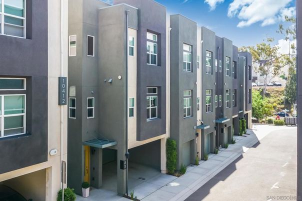 Exterior, Facade, Rowhouse