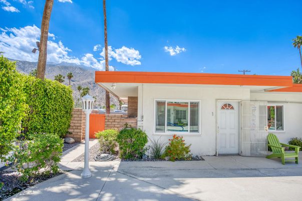 Exterior, Facade, Ranch