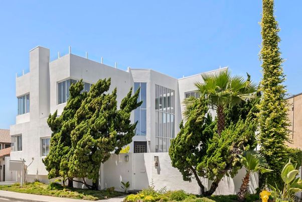 Exterior, Facade, Modern