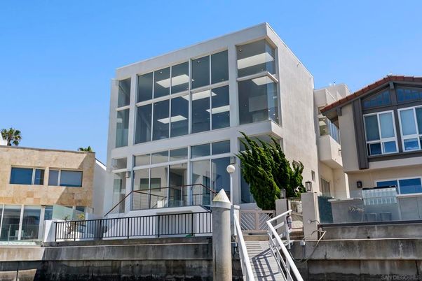 Exterior, Facade, Modern
