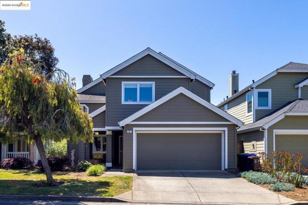 Attached, Exterior, Facade, American Craftsman