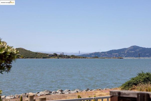 Exterior, Lake